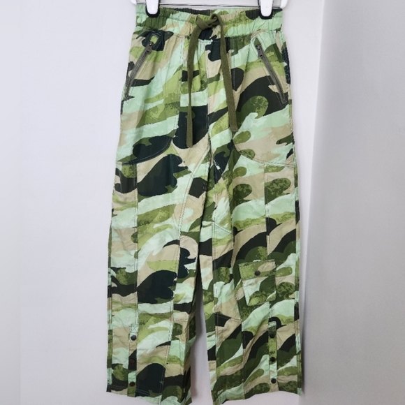 Free People Movement Stadium Camouflage Print Pants. Size L NWOT. R148 - Picture 6 of 12